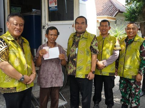 Bupati Blora, Arief Rohman, membagikan BLT DBHCHT kepada buruh tani tembakau di Pendopo Rumah Dinas Bupati Blora, Kamis (28/12/2023).