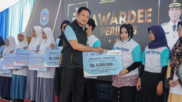 Bupati Lamongan Yuhronur Efendi usai memberikan Beasiswa Perintis.