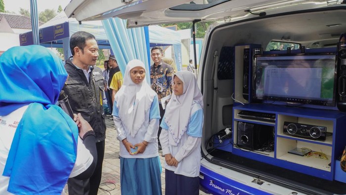 Bupati Lamongan Yuhronur Efendi usai memberikan Beasiswa Perintis.