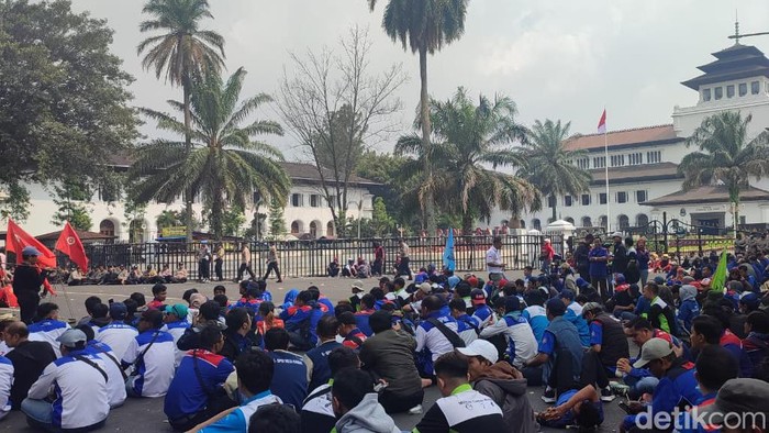 Buruh demo di Gedung Sate Kota Bandung.