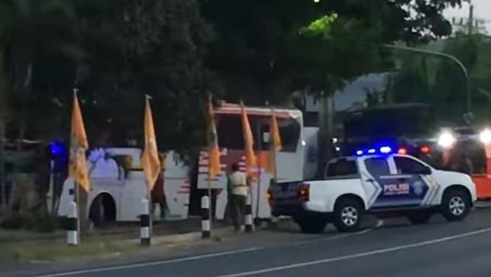 Bus AKAP yang masuk ke taman di Jalan Linkar Selatan Klaten. Kamis (28/12/2023).