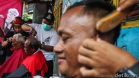 Pemotongan rambut itu dilakukan oleh beberapa relawan Ganjar-Mahfud.