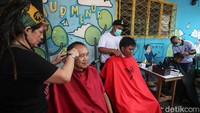 Warga bisa mencukur rambutnya dengan berbagai model.