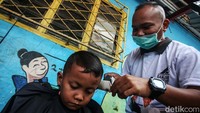 Selain dewasa, anak-anak juga dapat mengikuti cukur gratis ini.