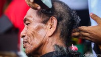 Mayoritas warga yang mengikuti cukur gratis adalah laki-laki paruh baya.