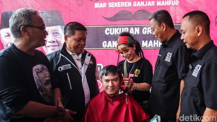 Tim Pemenangan Daerah (TPD) Ganjar-Mahfud menggelar cukur rambut gratis bagi warga di kawasan Kramat, Jakarta, Kamis (28/12/2023). Selain dewasa, anak-anak juga dapat mengikuti cukur gratis ini.