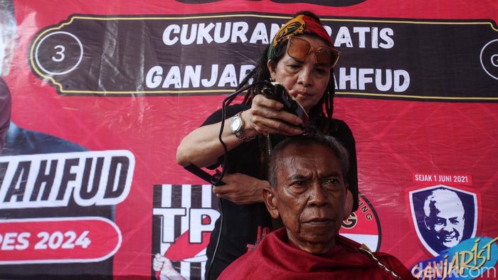 Tim Pemenangan Daerah (TPD) Ganjar-Mahfud menggelar cukur rambut gratis bagi warga di kawasan Kramat, Jakarta, Kamis (28/12/2023). Selain dewasa, anak-anak juga dapat mengikuti cukur gratis ini.
