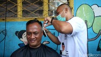 Kegiatan cukur gratis ini digelar oleh Tim Pemenangan Daerah (TPD) Ganjar-Mahfud.