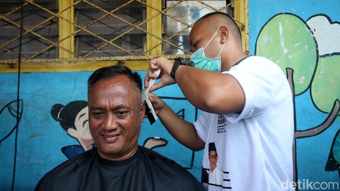 Cukur Gratis Biar Sekeren Ganjar-Mahfud Tim Pemenangan Daerah (TPD) Ganjar-Mahfud menggelar cukur rambut gratis bagi warga di kawasan Kramat, Jakarta, Kamis (28/12/2023). Selain dewasa, anak-anak juga dapat mengikuti cukur gratis ini.