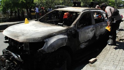 Ricuh Arak-arakan Jenazah Lukas Enembe Berbuntut Pembakaran Mobil