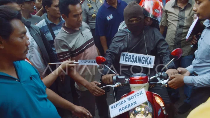 Dedi saat menjalani rekonstruksi pembunuhan Ririn di Madiun