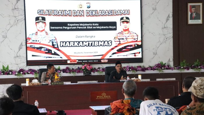 Deklarasi damai 8 perguruan silat di Mojokerto. Mereka sepakat menghentikan pertikaian.