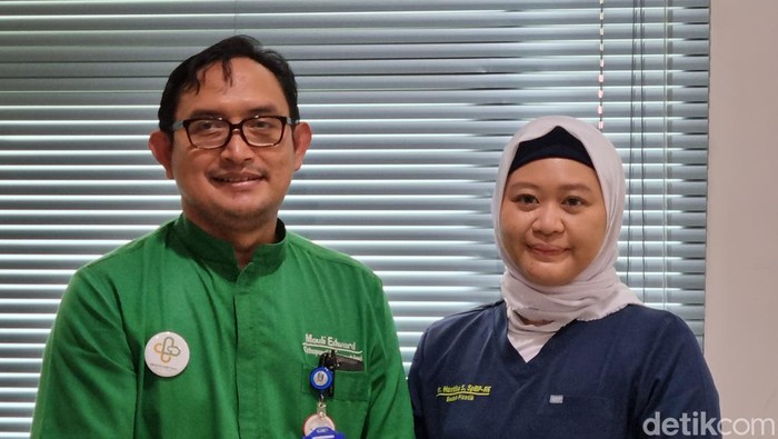 Dokter penanggung jawab pasien RSU dr Soetomo, dr Hastika Saraswati SpBP-RE (kanan).