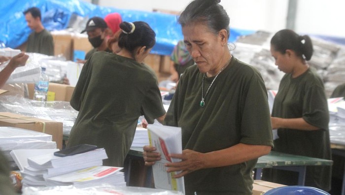 Pekerja melipat surat suara Pemilu 2024 untuk pemilihan anggota DPR Daerah Pemilihan (Dapil) Jatim di gudang logistik KPU Kota Malang, Jawa Timur, Kamis (28/12/2023). KPU setempat mulai melakukan proses penyortiran dan pelipatan surat suara secara bertahap dengan melibatkan 80 orang tenaga kerja. ANTARA FOTO/Ari Bowo Sucipto/nym.