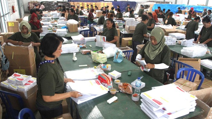 Pekerja melipat surat suara Pemilu 2024 untuk pemilihan anggota DPR Daerah Pemilihan (Dapil) Jatim di gudang logistik KPU Kota Malang, Jawa Timur, Kamis (28/12/2023). KPU setempat mulai melakukan proses penyortiran dan pelipatan surat suara secara bertahap dengan melibatkan 80 orang tenaga kerja. ANTARA FOTO/Ari Bowo Sucipto/nym.