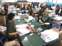 Emak-emak di Malang Ikut Bantu Pelipatan Surat Suara Pemilu