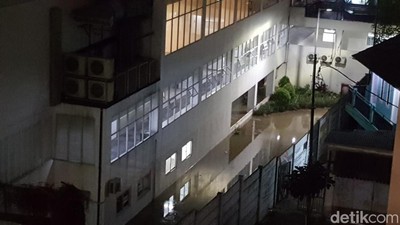 Foto Terkini Banjir Masih Rendam Apartemen di Cisauk Tangerang