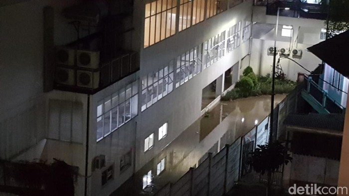 Foto Terkini Banjir Masih Rendam Apartemen di Cisauk Tangerang Basement sebuah apartemen di Cisauk, Kabupaten Tangerang, Banten, terendam banjir sejak Rabu (27/12) sore. Hingga malam ini, banjir masih merendam basement tersebut.