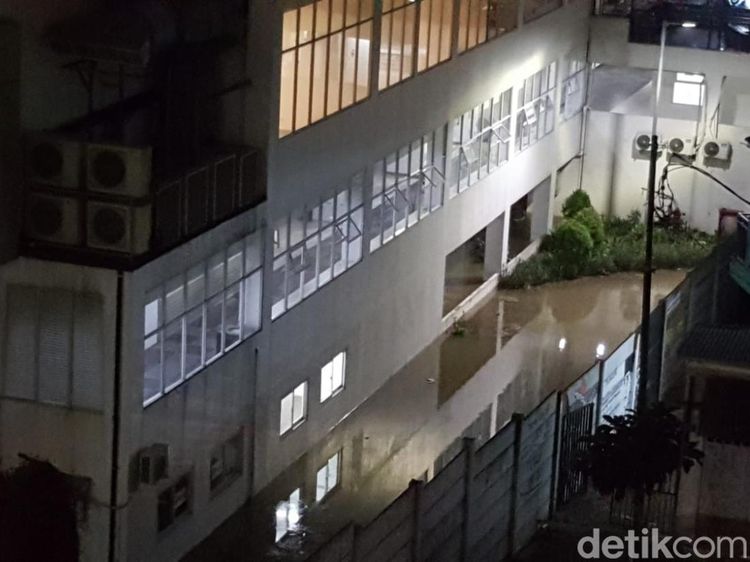 Foto Terkini Banjir Masih Rendam Apartemen di Cisauk Tangerang