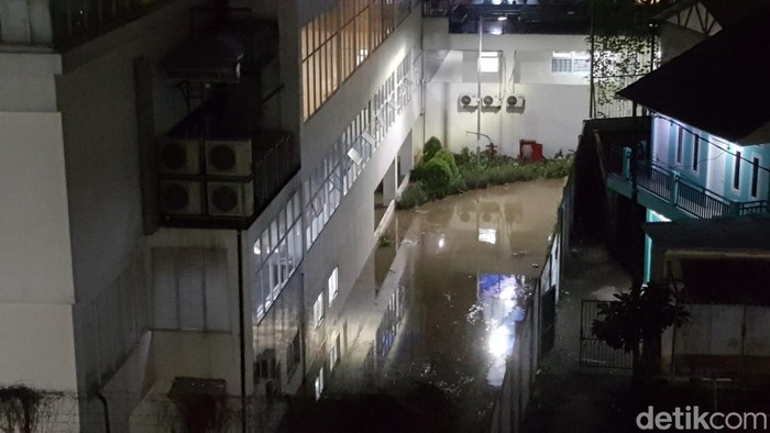 Basement sebuah apartemen di Cisauk, Kabupaten Tangerang, Banten, terendam banjir sejak Rabu (27/12) sore. Hingga malam ini, banjir masih merendam basement tersebut.
