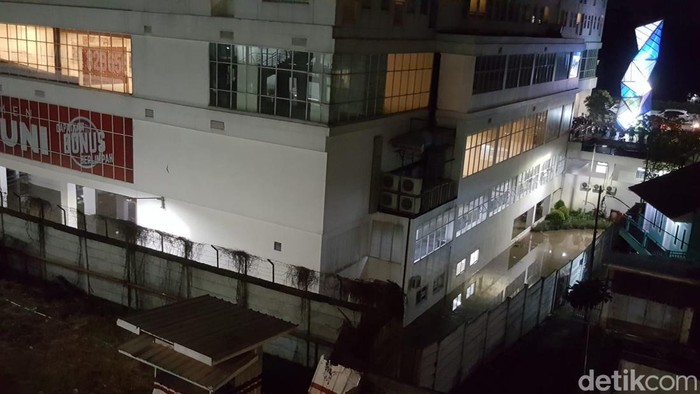 Basement sebuah apartemen di Cisauk, Kabupaten Tangerang, Banten, terendam banjir sejak Rabu (27/12) sore. Hingga malam ini, banjir masih merendam basement tersebut.