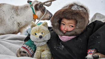 Pemilihan foto-foto Bietti lebih dari sekadar dokumentasi, ia berusaha menyajikan perspektif lintas budaya yang jujur tentang masa kanak-kanak yang lugu dan menggemaskan. Foto anak dari Russia. (Foto: Boredpanda/Massimo Bietti)