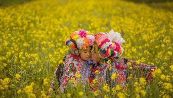 Karya Massimo Bietti menunjukkan kekuatan fotografi dalam memahami budaya lain dan menghargai kekayaan keanekaragamannya. Foto gemas dari anak-anak di Peru. (Foto: Boredpanda/Massimo Bietti)