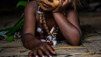 Galeri foto karya Massimo Bietti berfokus pada potret anak-anak, yang menawarkan sekilas pengalaman masa kecil yang beragam di berbagai wilayah di dunia. Foto anak dari Papua Nugini yang mengenakan pakaian khasnya. (Foto: Boredpanda/Massimo Bietti)