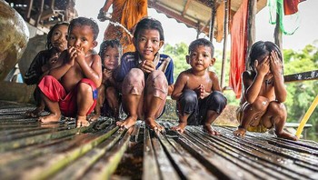 Anak-anak di Kamboja tampak bermain air. Foto: Boredpanda/Massimo Bietti
