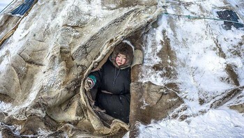 Anak di Rusia mengenakan jaket berbulu yang tebal. Foto: Boredpanda/Massimo Bietti