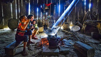 Anak-anak di Vietnam yang bermain gelembung. Foto: Boredpanda/Massimo Bietti