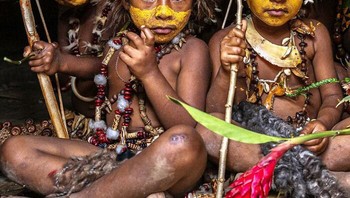 Anak-anak lucu ini dari Papua Nugini. Foto: Boredpanda/Massimo Bietti