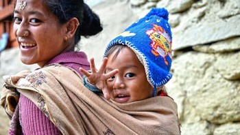 Sang bayi digendong ibunya di Nepal. Foto: Boredpanda/Massimo Bietti