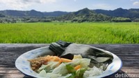 Pengunjung dapat menikmati makanan sambil menikmati hijaunya persawahan dan perbukitan di Nanggulan, Kulon Progo. Suasananya sungguh syahdu dan menenangkan. (Foto: Putu Intan/detikcom)
