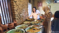 Pengunjung yang datang ke sini dapat langsung mengambil makanan di dapur. Hal ini membuat suasana rumah di pedesaan semakin kental terasa. (Foto: Putu Intan/detikcom)