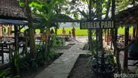 Geblek Pari merupakan restoran yang menyajikan menu tradisional dengan sensasi makan sambil melihat pemandangan sawah. (Foto: Putu Intan/detikcom)