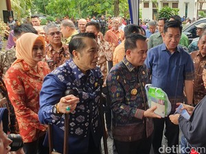Warga Palembang Rela Tunggu 3 Jam demi Dapat Harga Bahan Pangan Murah