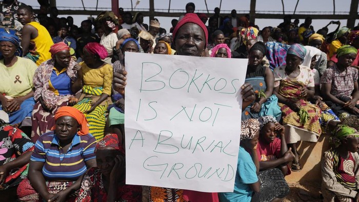 Geger 113 Orang di Nigeria Tewas Diserang Kelompok Bersenjata Victims of a gunmen attack protest at the internal displaced camp in Bokkos, north central Nigeria, Wednesday, Dec. 27, 2023. Nigerian officials and survivors say at least 140 people were killed by gunmen who attacked remote villages in north-central Nigeria's Plateau state in the latest of such mass killings this year blamed on the West African nation's farmer-herder crisis. (AP Photo/Sunday Alamba)