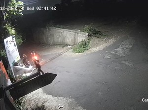 Gerombolan Pemuda Terekam CCTV Rusak Baliho Caleg di Prigen Pasuruan