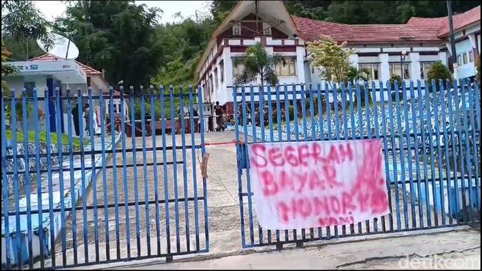 Honorer Satpol PP Mamasa menyegel kantor BPKD Mamasa.