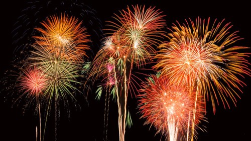 Ilustrasi kembang api perayaan tahun baru.