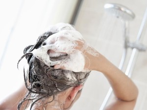 Benarkah Keramas Bikin Darah Menstruasi Berhenti? Cek Faktanya!