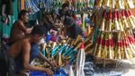 Intip Pembuatan Terompet Tahun Baru 2024