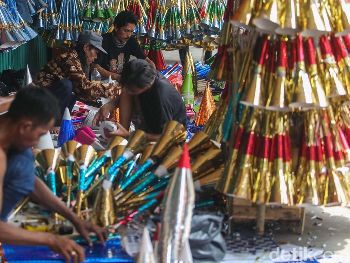 Jelang tahun baru 2024, pedagang terompet mulai dicari warga. Yuk lihat proses pembuatan terompet di kawasan Glodok, Jakarta.