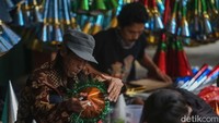 Kini mereka yang datang dari Sukatani Cikarang mulai sibuk membuat terompet. 