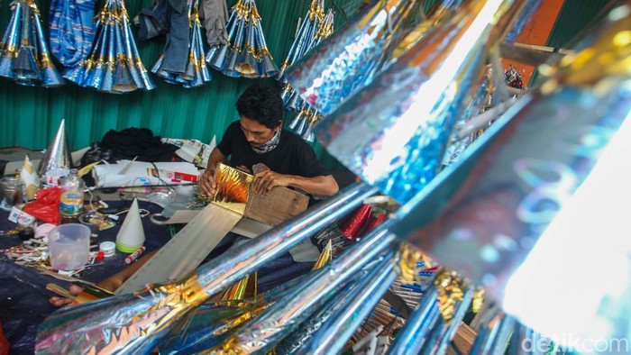 Jelang tahun baru 2024, pedagang terompet mulai dicari warga. Yuk lihat proses pembuatan terompet di kawasan Glodok, Jakarta.