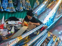 Intip Pembuatan Terompet Tahun Baru 2024