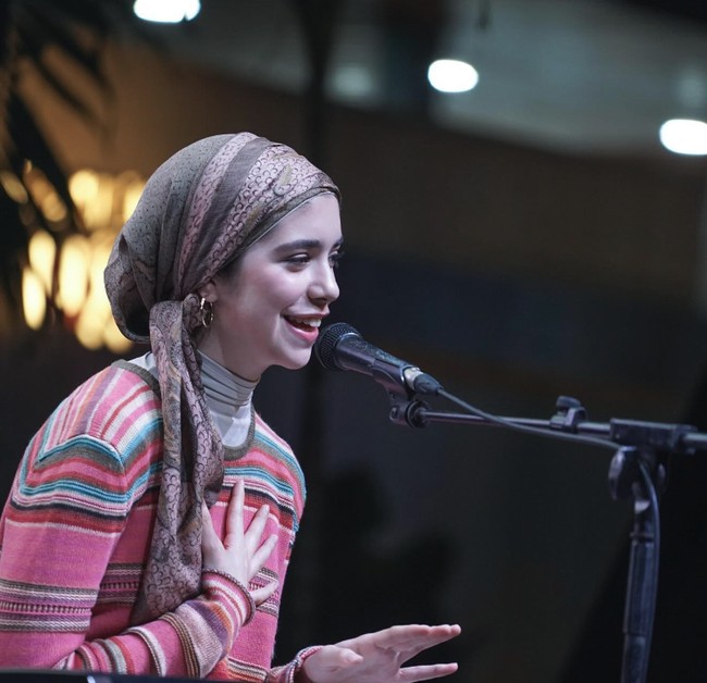 Selain cantik, Isabel Azhari juga jago bermain alat musik, seperti gitar dan piano. Bahkan suaranya juga sangat merdu. Foto: Instagram @isabel.azhari