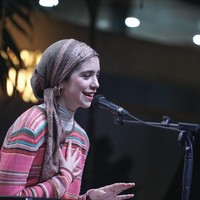 Selain cantik, Isabel Azhari juga jago bermain alat musik, seperti gitar dan piano. Bahkan suaranya juga sangat merdu. Foto: Instagram @isabel.azhari