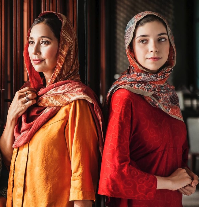 Kecantikan Isabel Azhari tentu tidak jauh dari sang ibunda. Banyak netizen yang memuji paras Isabel Azhari sangat mirip Ayu Azhari. “Ibu dan anak sama cantiknya,, seperti adik kakak,” puji salah satu akun Instagram @ipay_****. Foto: Instagram @isabel.azhari